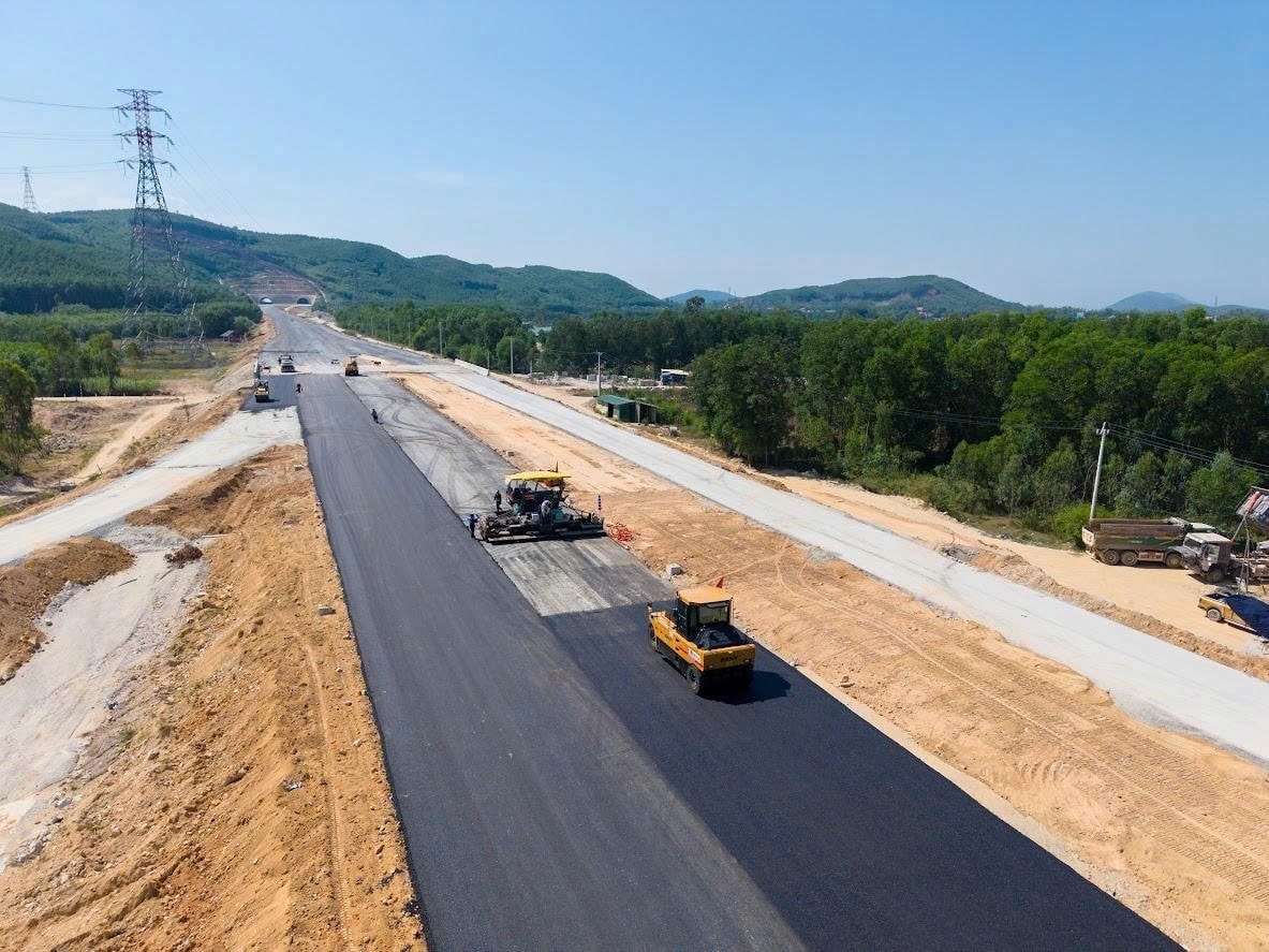 Năm 2026 ghi nhận quy mô vốn đầu tư công lớn nhất từ trước tới nay với gần 1 triệu tỷ đồng, cao hơn khoảng 93 nghìn tỷ đồng so với năm 2025. Năm 2026 ghi nhận quy mô vốn đầu tư công lớn nhất từ trước tới nay với gần 1 triệu tỷ đồng, cao hơn khoảng 93 nghìn tỷ đồng so với năm 2025.