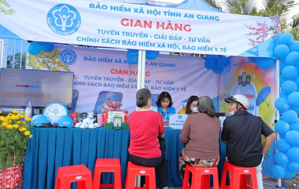 An Giang: Tổ chức gian hàng an sinh tư vấn chính sách cho người dân dịp Tết