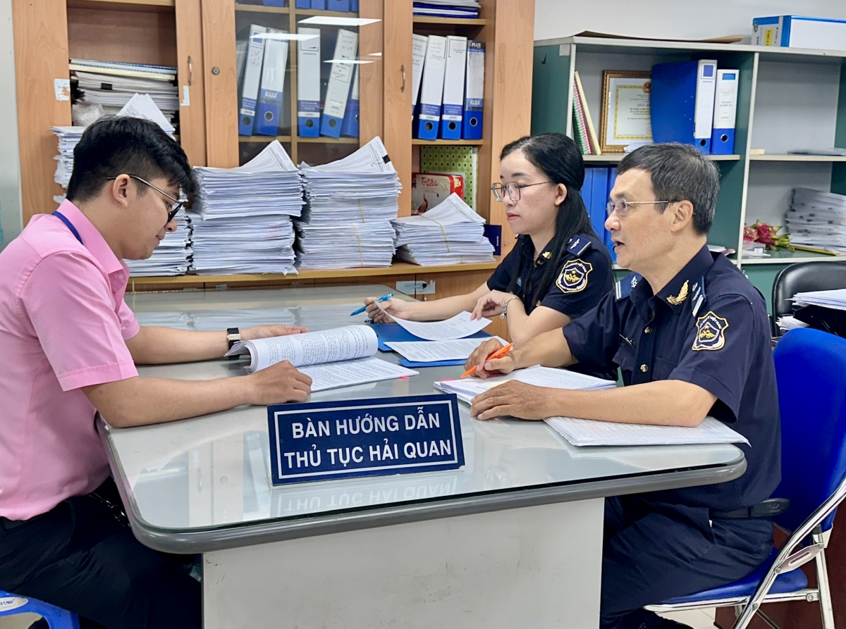 Vướng mắc của doanh nghiệp luôn được Hải quan khu chế xuất Tân Thuận hướng dẫn, giải đáp kịp thời. Ảnh: T.H