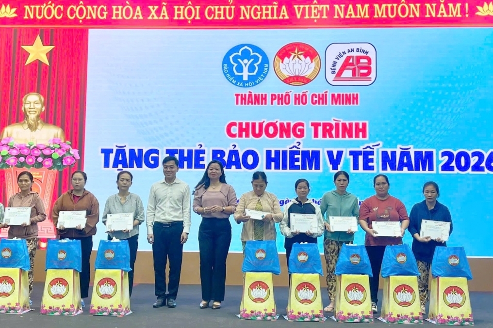 Tiếp tục tặng thẻ bảo hiểm y tế, trao yêu thương cho người dân TP. Hồ Chí Minh dịp Tết
