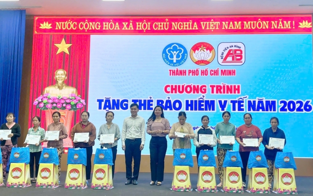 Tiếp tục tặng thẻ bảo hiểm y tế, trao yêu thương cho người dân TP. Hồ Chí Minh dịp Tết