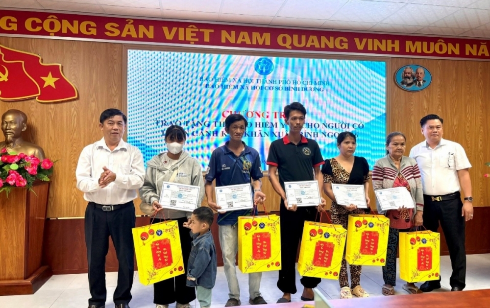 Tiếp tục tặng thẻ bảo hiểm y tế, trao yêu thương cho người dân TP. Hồ Chí Minh dịp Tết
