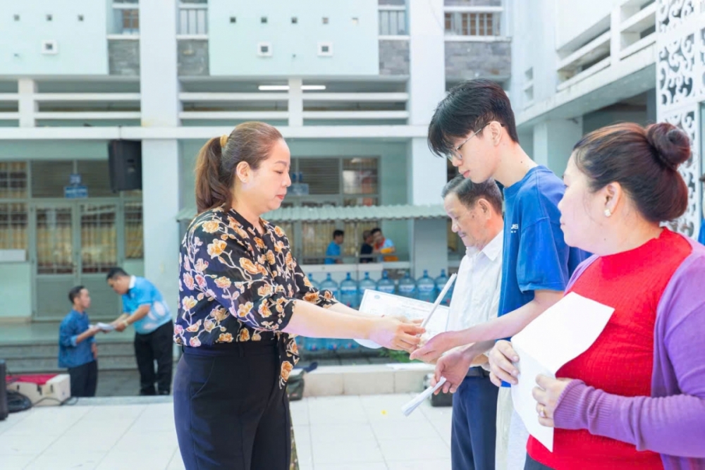 Tiếp tục tặng thẻ bảo hiểm y tế, trao yêu thương cho người dân TP. Hồ Chí Minh dịp Tết