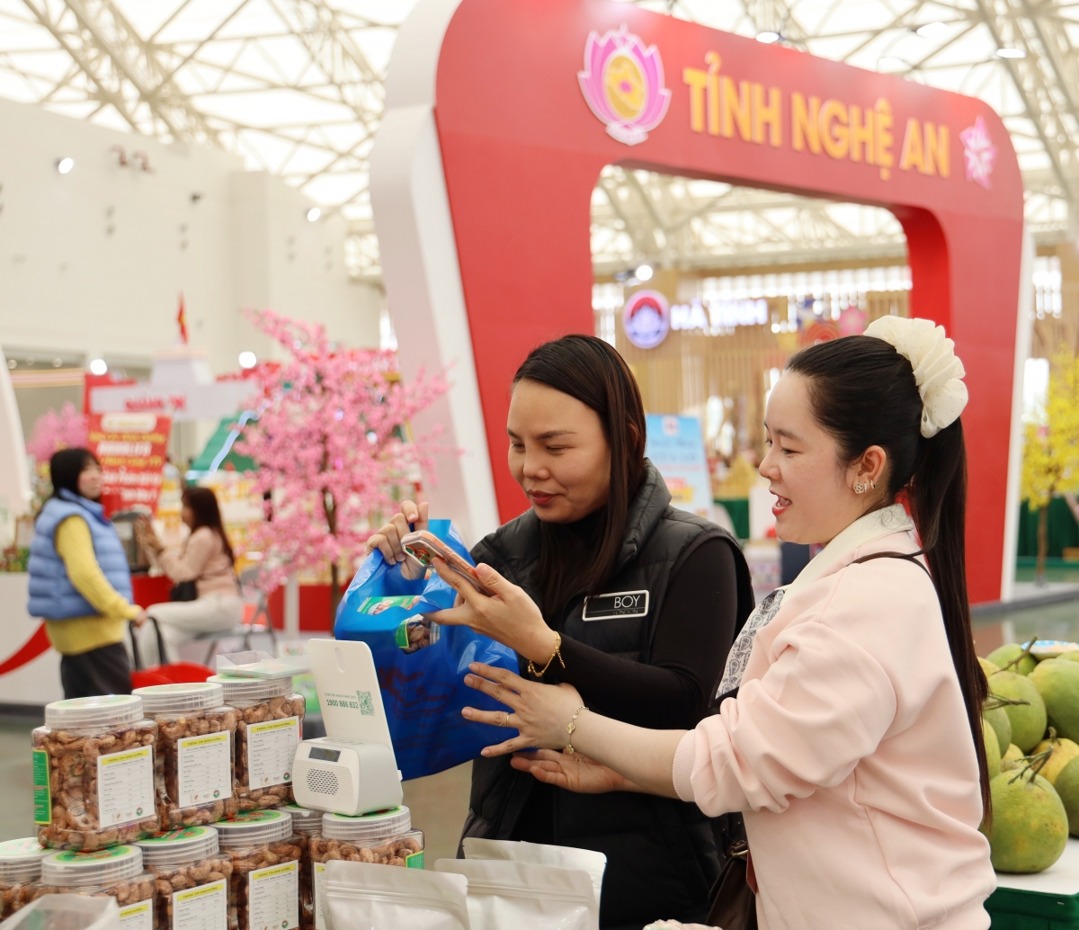 Cận Tết, nhiều gian hàng tại Hội chợ Mùa Xuân ghi nhận doanh thu tích cực Cận Tết, nhiều gian hàng tại Hội chợ Mùa Xuân ghi nhận doanh thu tích cực