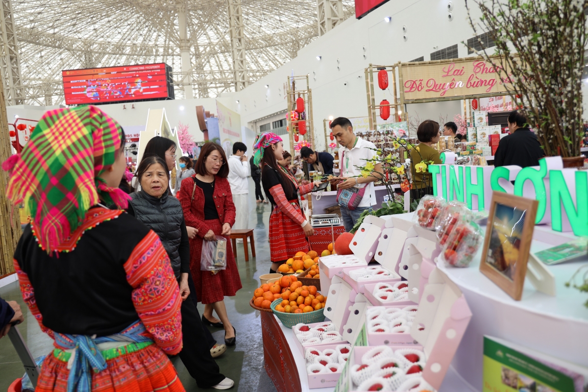 Cận Tết, nhiều gian hàng tại Hội chợ Mùa Xuân ghi nhận doanh thu tích cực Cận Tết, nhiều gian hàng tại Hội chợ Mùa Xuân ghi nhận doanh thu tích cực
