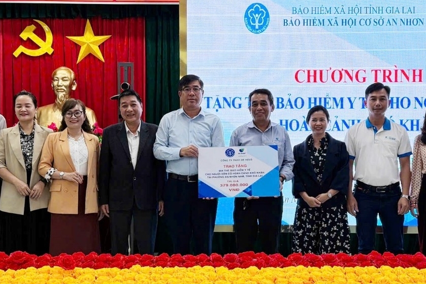 Gia Lai: Tặng thẻ bảo hiểm y tế, lan tỏa “Tết ấm” đến bệnh nhân khó khăn