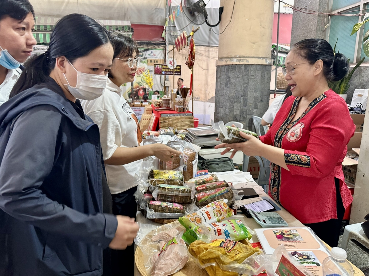 Gìn giữ phong vị Tết Việt giữa lòng thành phố