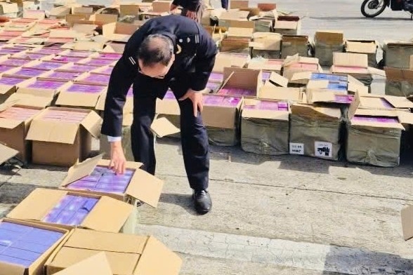Khởi tố vụ buôn lậu hơn 65.000 thiết bị thuốc lá điện tử
