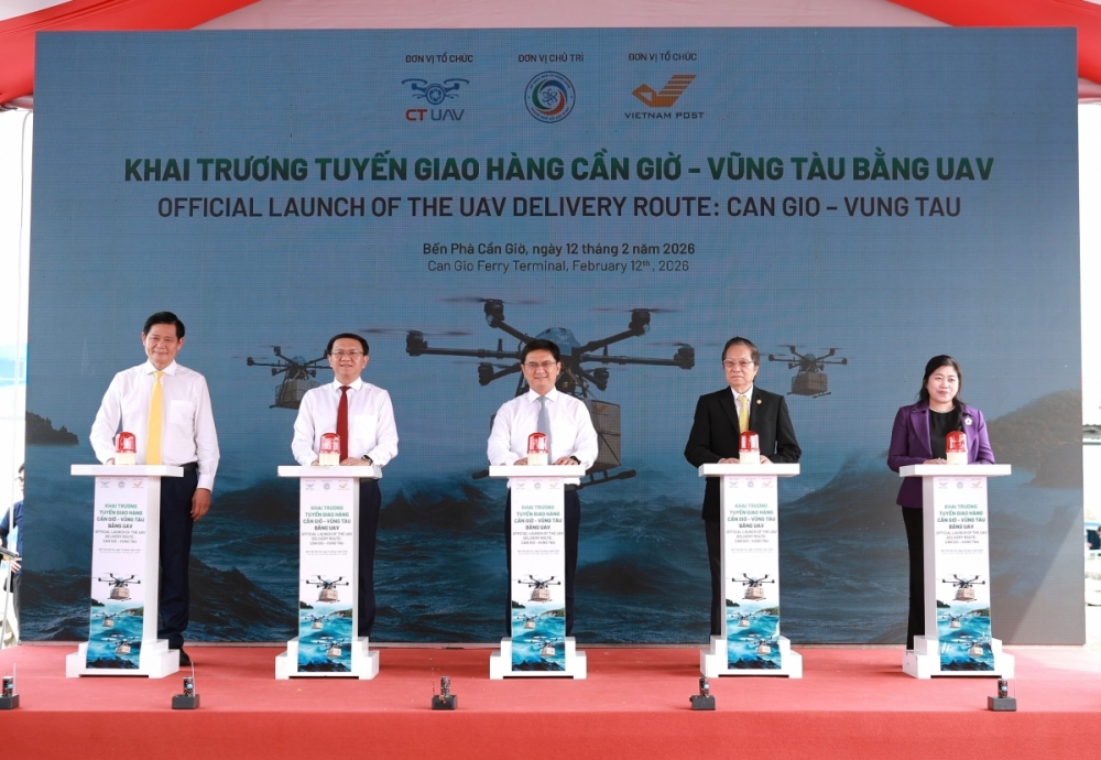 TP. Hồ Chí Minh lần đầu tiên giao hàng vượt biển bằng thiết bị bay không người lái TP. Hồ Chí Minh lần đầu tiên giao hàng vượt biển bằng thiết bị bay không người lái