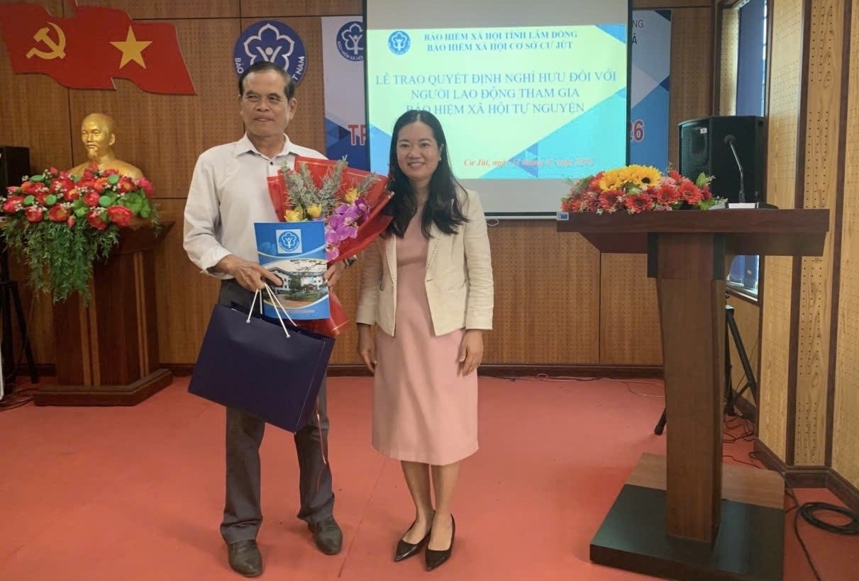 Niềm vui khi nhận tháng lương hưu đầu tiên dịp Tết đến Xuân về