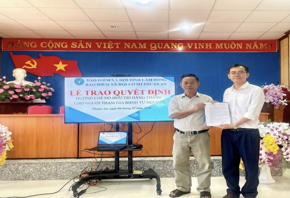 Niềm vui khi nhận tháng lương hưu đầu tiên dịp Tết đến Xuân về