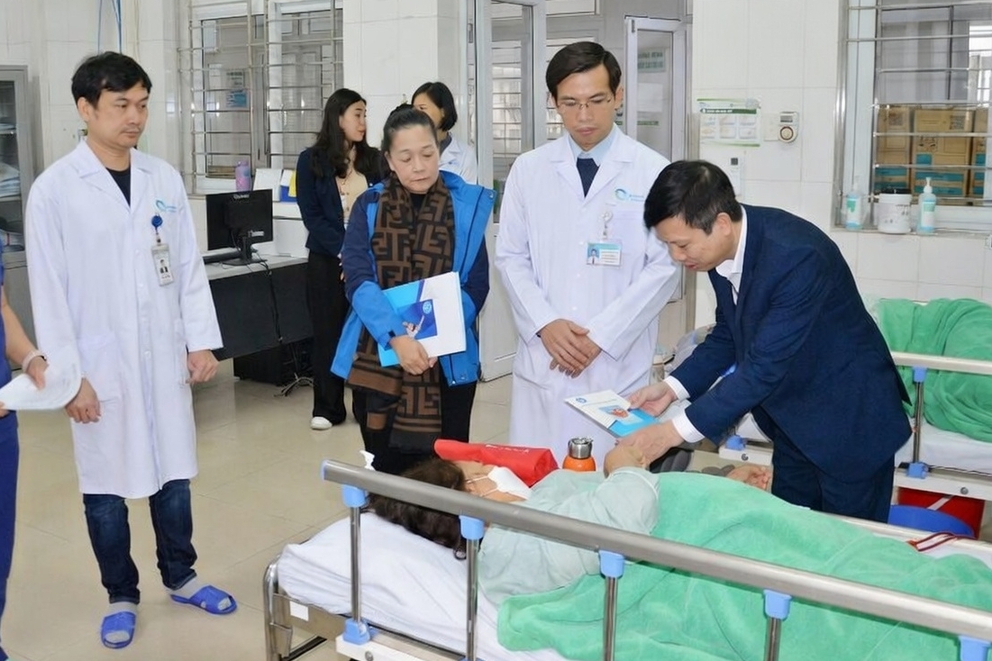 Bảo hiểm xã hội tỉnh Quảng Ninh trao quà Tết, sẻ chia với bệnh nhân khó khăn