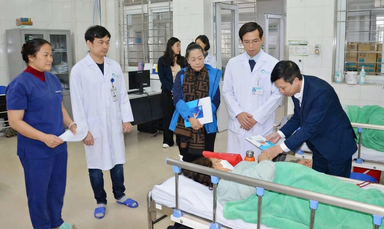 Bảo hiểm xã hội tỉnh Quảng Ninh trao quà Tết, sẻ chia với bệnh nhân khó khăn
