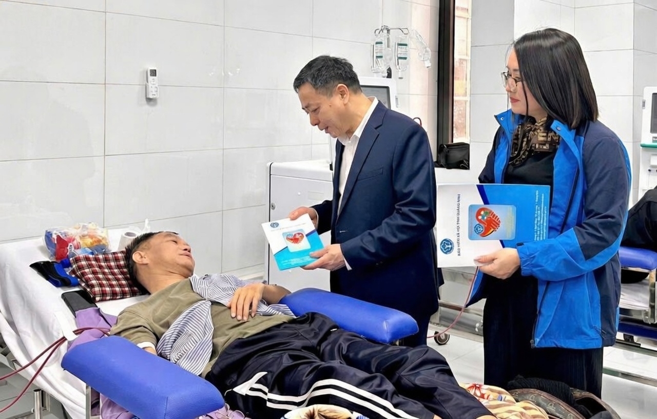 Bảo hiểm xã hội tỉnh Quảng Ninh trao quà Tết, sẻ chia với bệnh nhân khó khăn