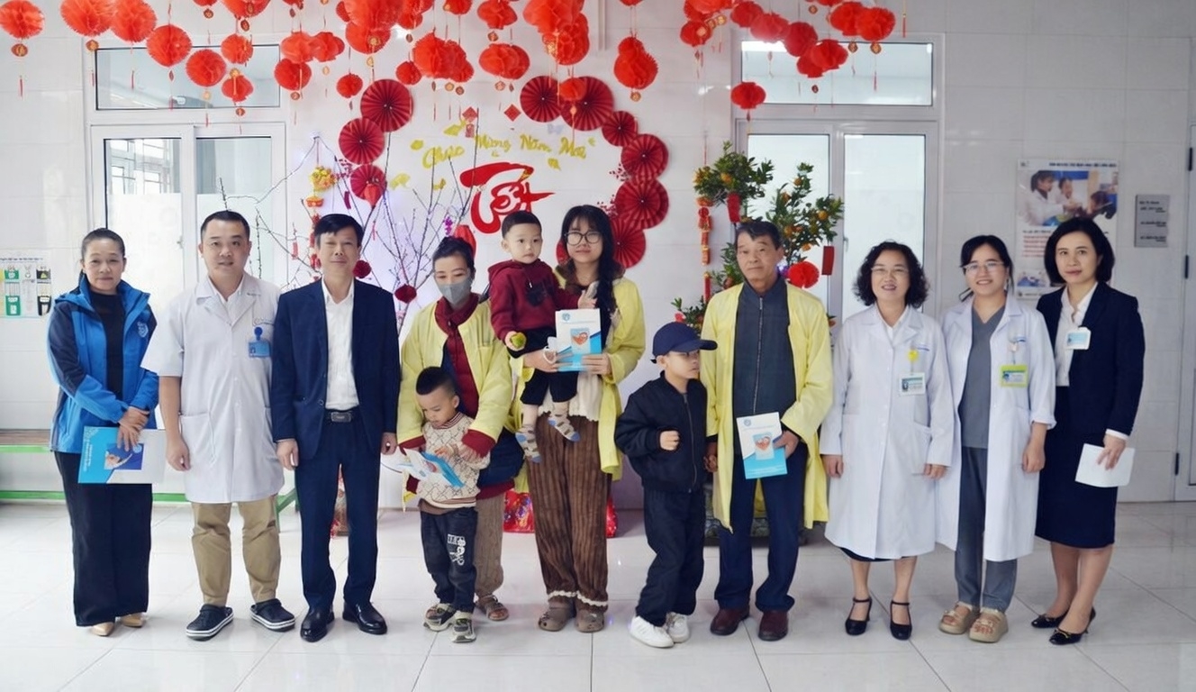 Bảo hiểm xã hội tỉnh Quảng Ninh trao quà Tết, sẻ chia với bệnh nhân khó khăn