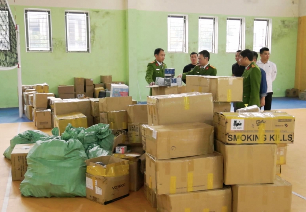 Công an thu giữ 136 thùng hàng với gần 50.000 sản phẩm thuốc lá điện tử các loại. 