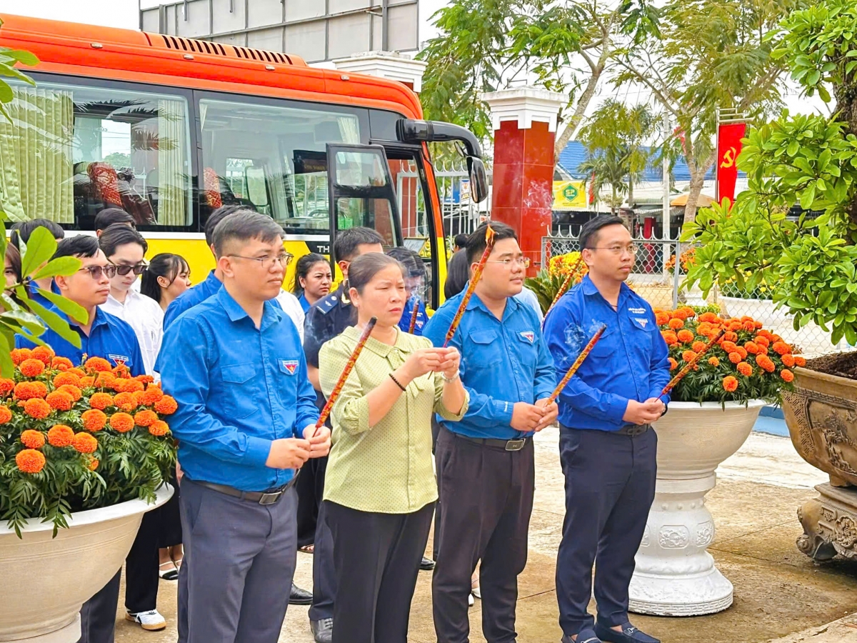 Thanh niên Hải quan khu vực II tham gia chương trình “Nghĩa tình biên giới năm 2026”