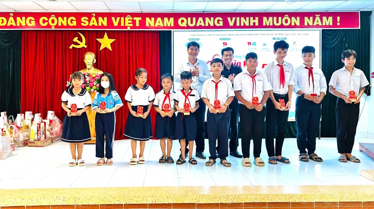 Thanh niên Hải quan khu vực II tham gia chương trình “Nghĩa tình biên giới năm 2026”
