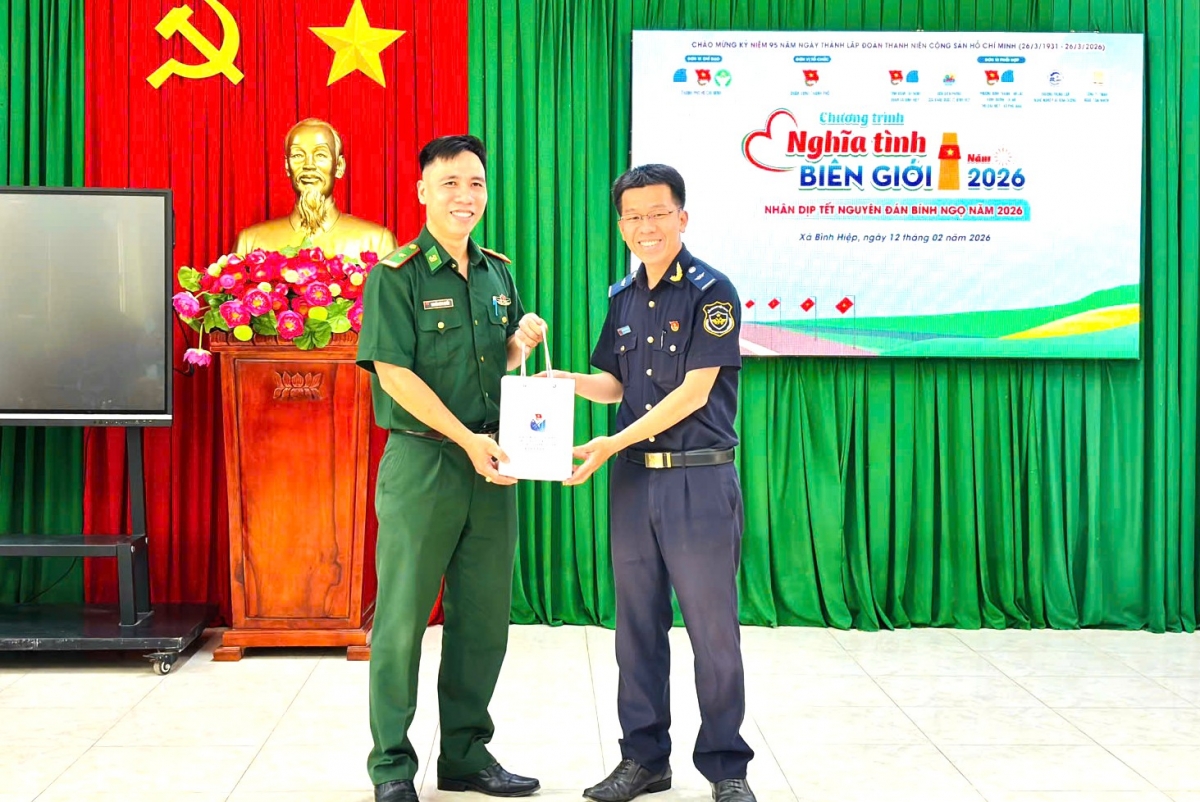 Thanh niên Hải quan khu vực II tham gia chương trình “Nghĩa tình biên giới năm 2026”