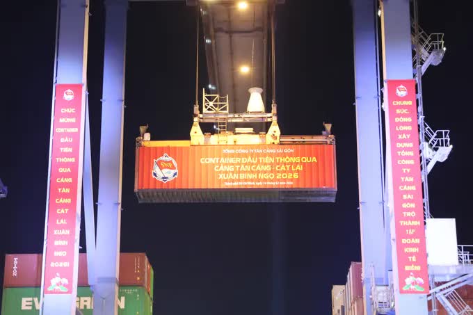 Nhộn nhịp những chuyến hàng xuất nhập khẩu đêm Giao thừa