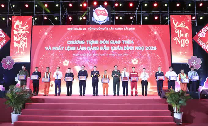 Nhộn nhịp những chuyến hàng xuất nhập khẩu đêm Giao thừa