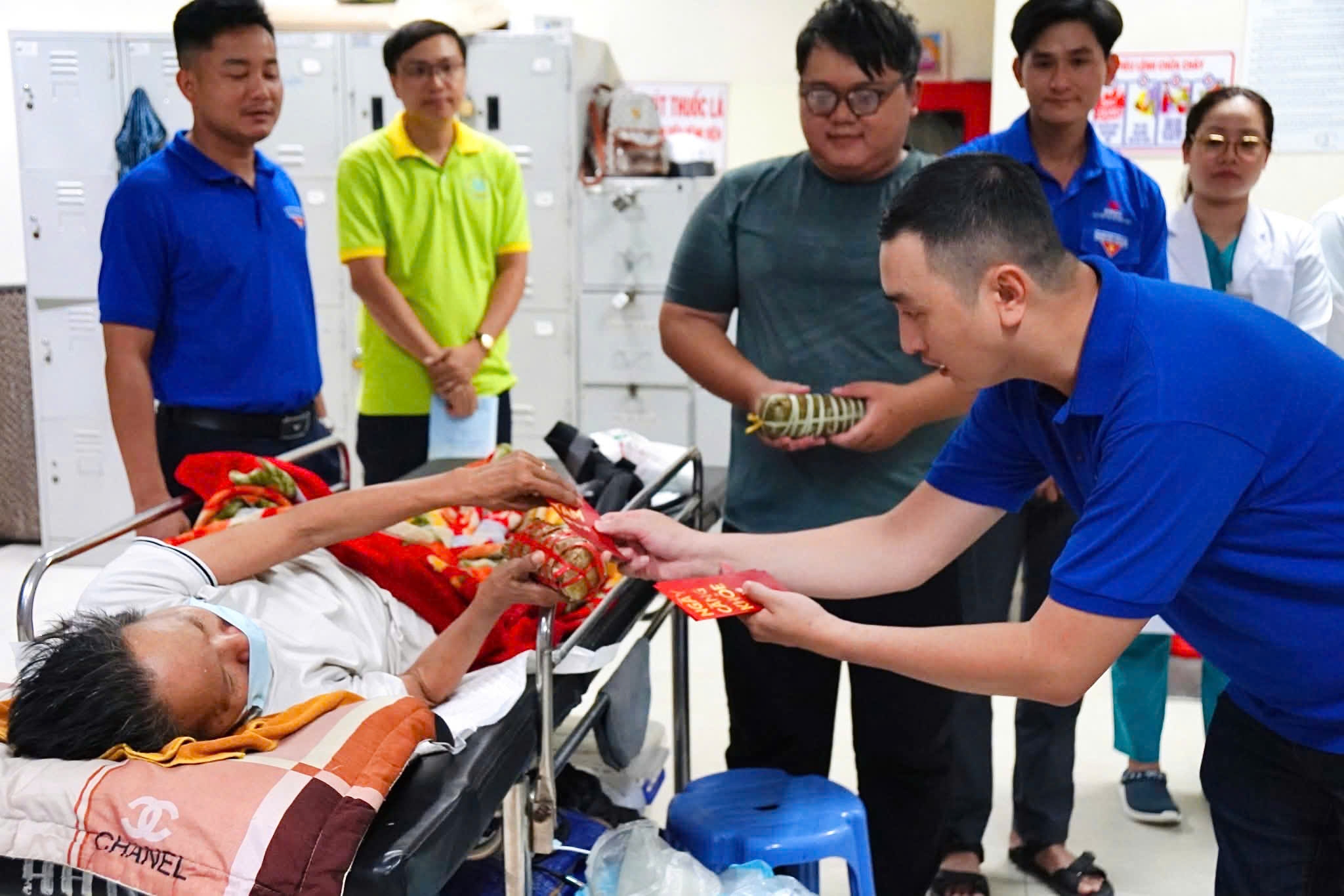Thanh niên Hải quan khu vực II trao quà cho bệnh nhân đêm Giao thừa