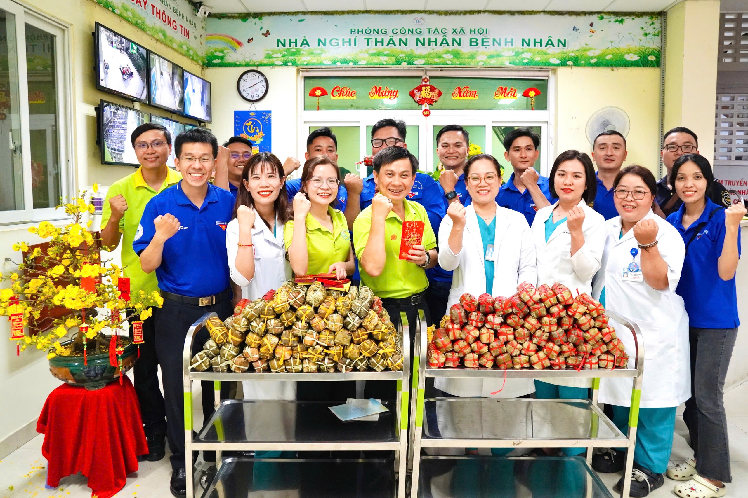Thanh niên Hải quan khu vực II trao quà cho bệnh nhân đêm Giao thừa