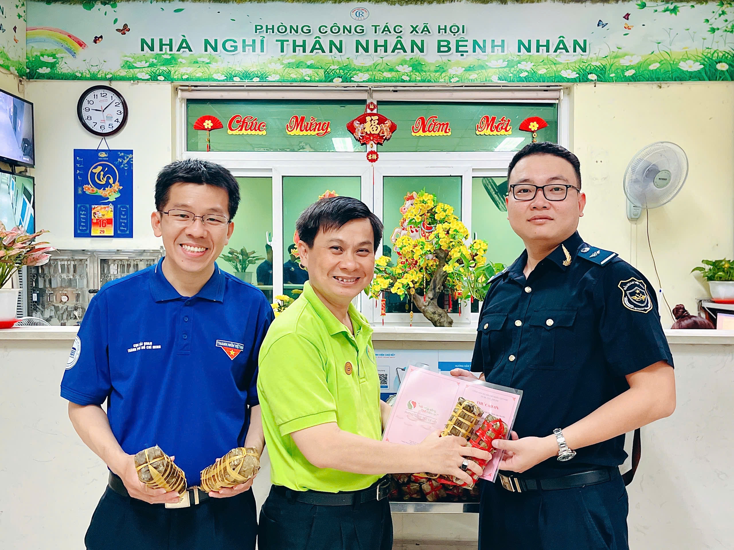 Thanh niên Hải quan khu vực II trao quà cho bệnh nhân đêm Giao thừa