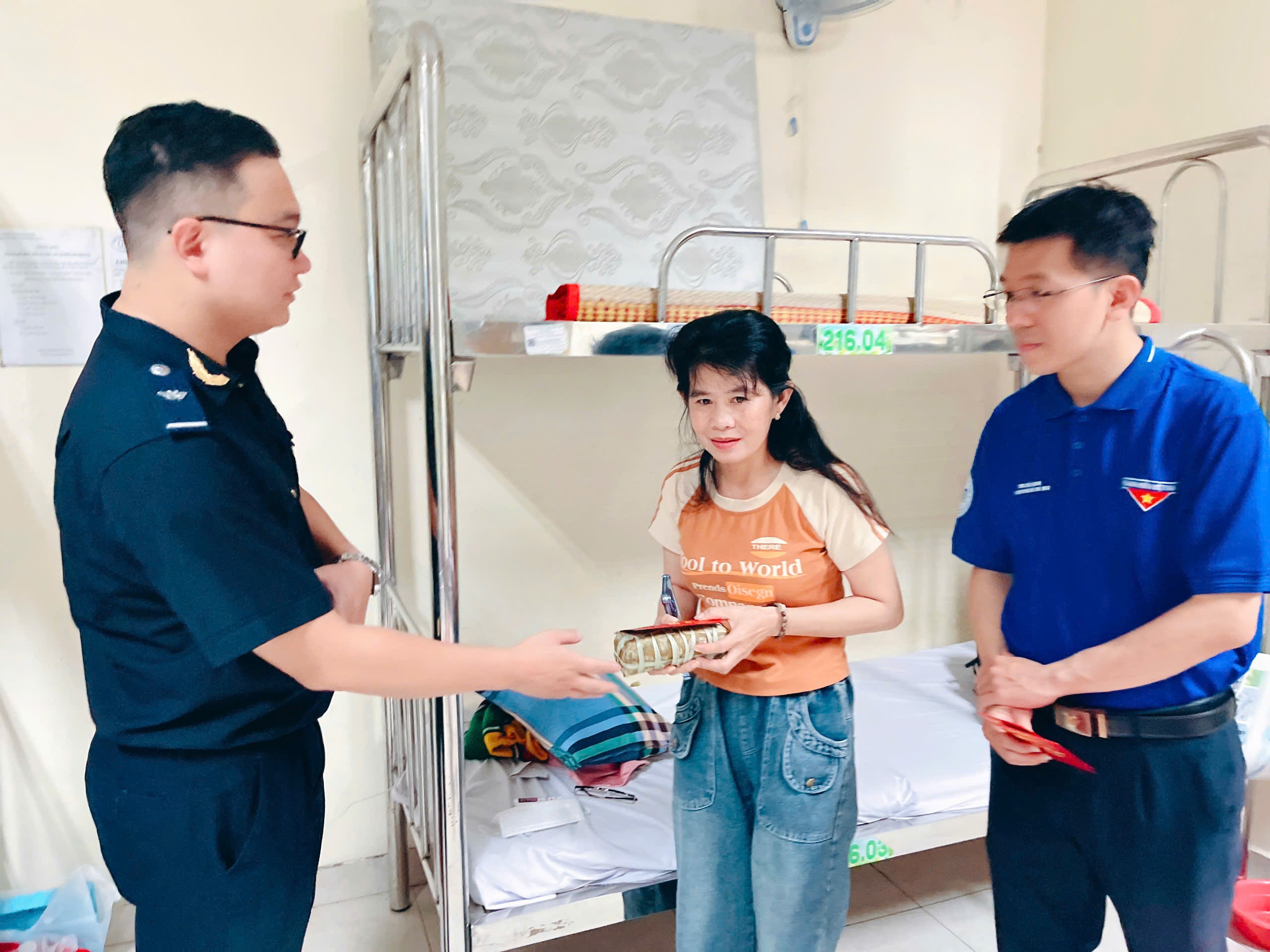 Thanh niên Hải quan khu vực II trao quà cho bệnh nhân đêm Giao thừa