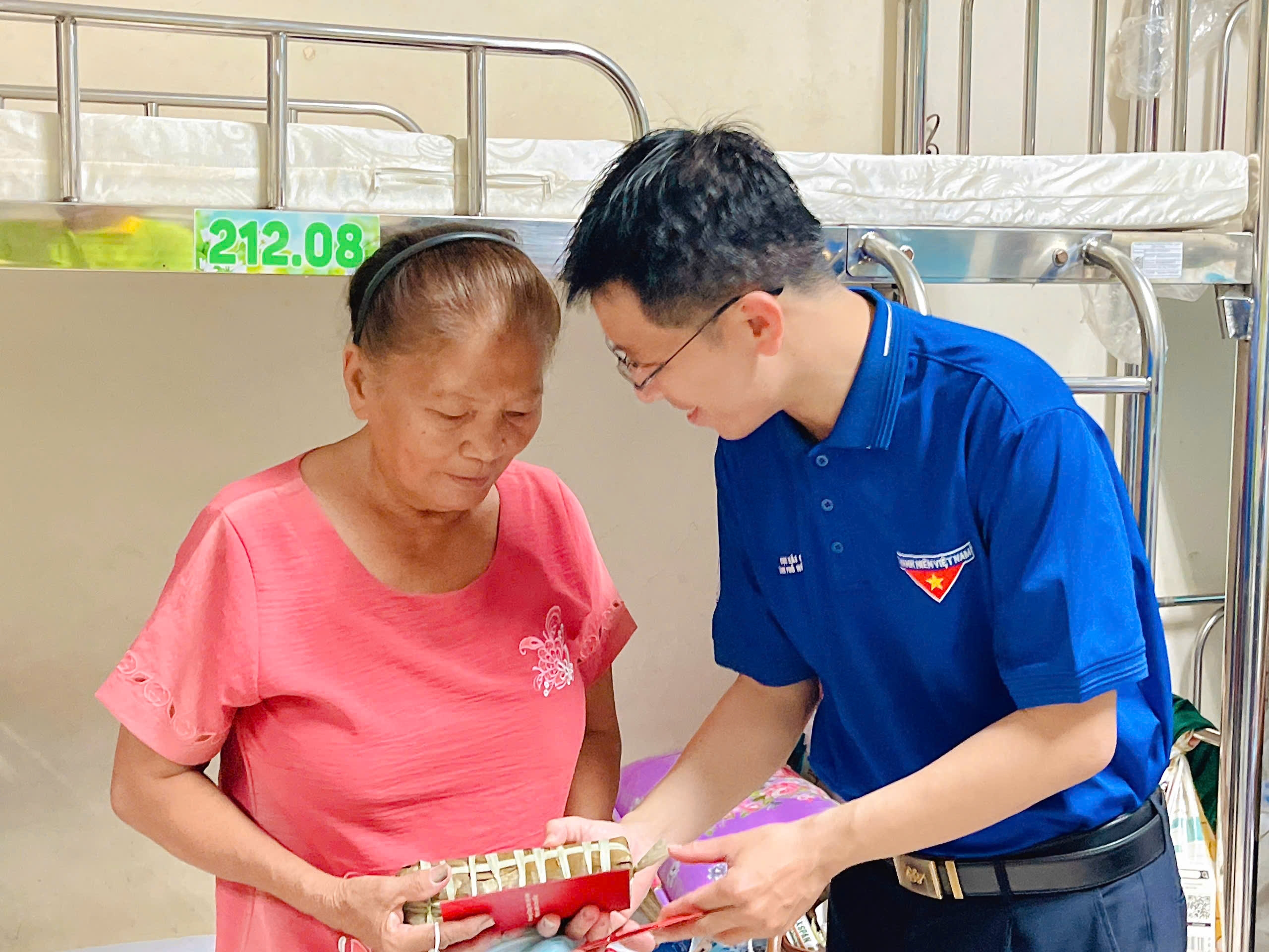 Thanh niên Hải quan khu vực II trao quà cho bệnh nhân đêm Giao thừa