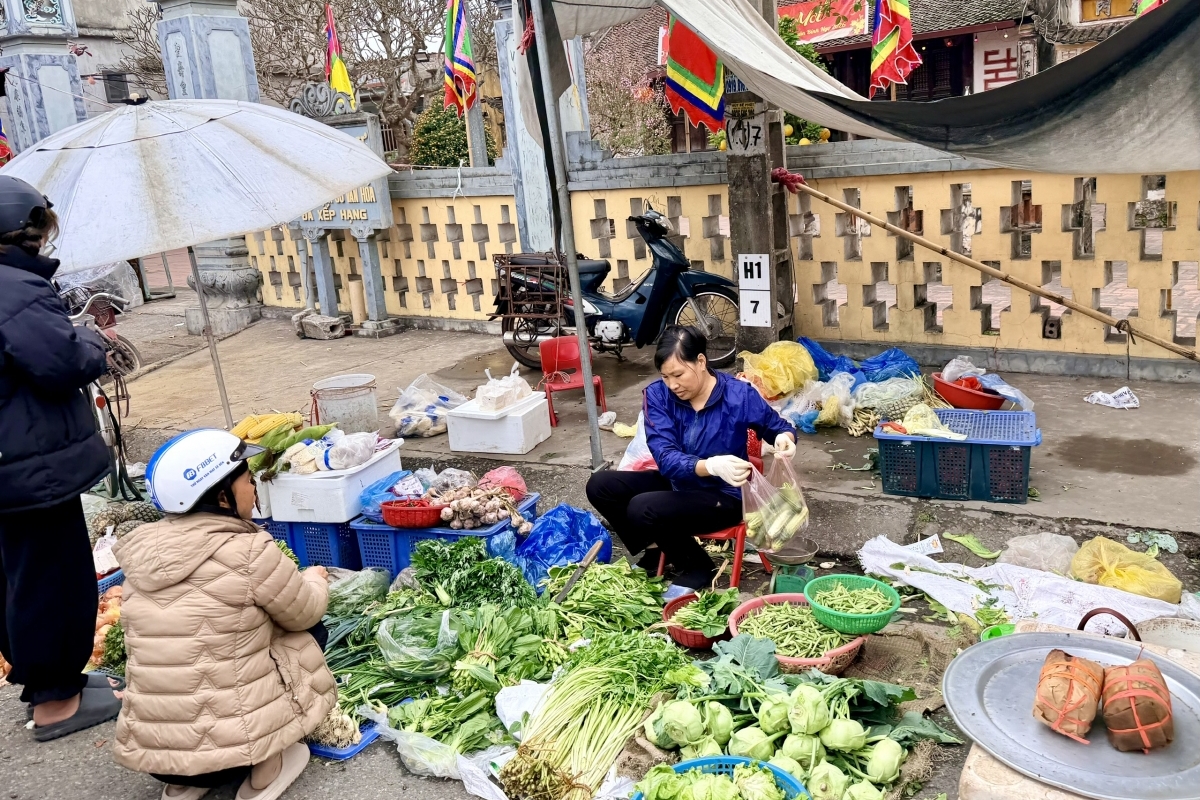 Thị trường mùng 4 Tết: Không khan hàng, giá các mặt hàng thiết yếu ổn định