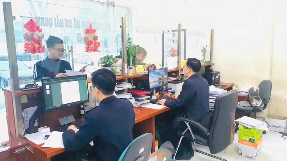 Công chức hải quan tại cửa khẩu trên địa bàn tỉnh Lạng Sơn trực tiếp nhận và xử lý tờ khai hải quan 24/7.