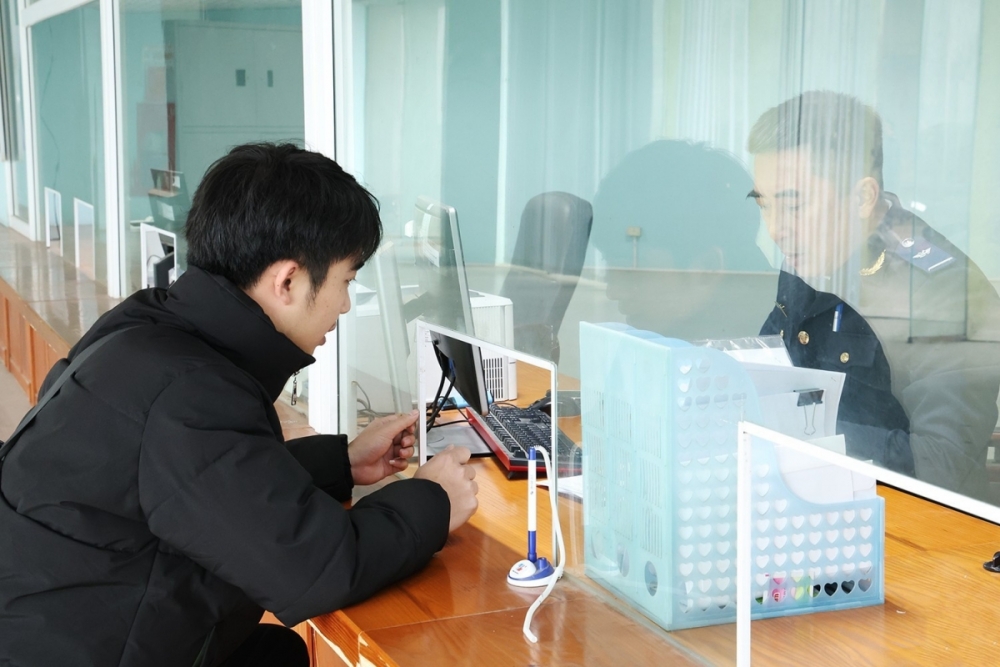 Doanh nghiệp mở tờ khai tại Hải quan cửa khẩu quốc tế Cầu Treo ngay trong ngày mùng 1 Tết Nguyên đán. Doanh nghiệp mở tờ khai tại Hải quan cửa khẩu quốc tế Cầu Treo ngay trong ngày mùng 1 Tết Nguyên đán.
