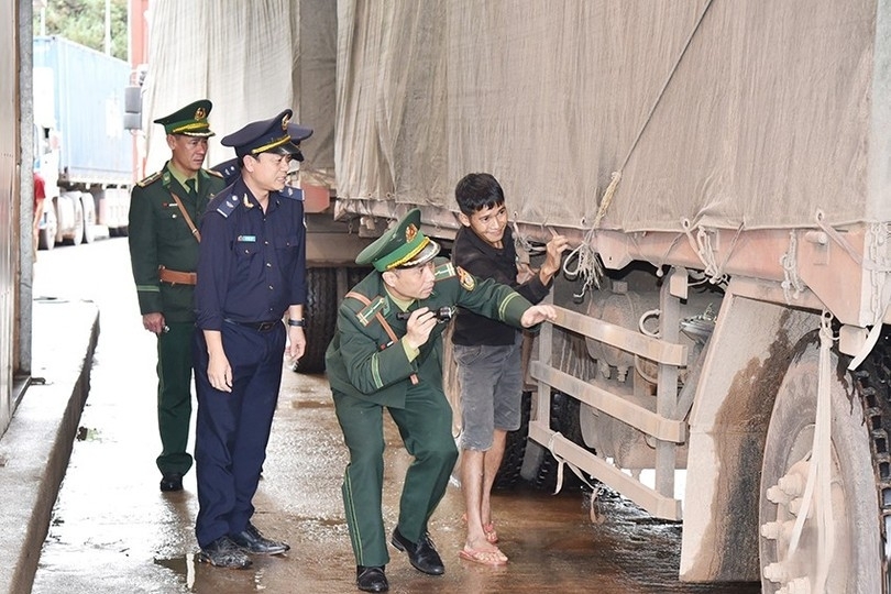 Các lực lượng chức năng ở Cửa khẩu quốc tế Cầu Treo kiểm tra những chuyến xe tải chở nông sản (chủ yếu là sắn) từ Lào về Việt Nam thông quan.
