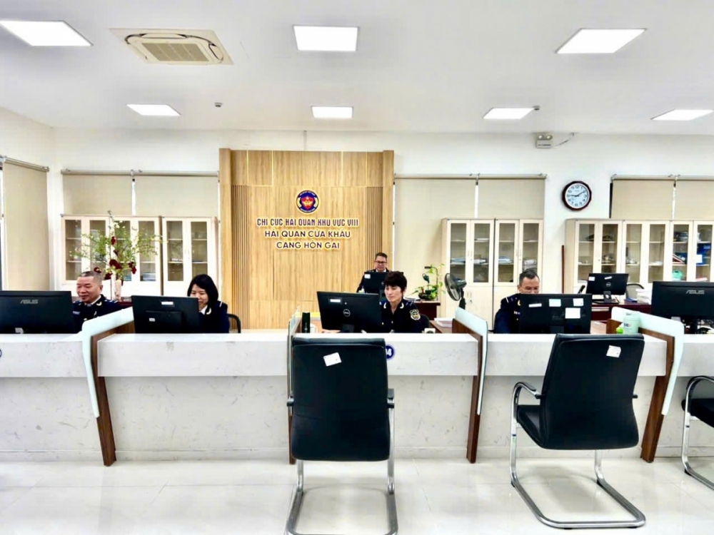 Hải quan cảng Hòn Gai giải quyết thủ tục cho 23 chuyến tàu khách