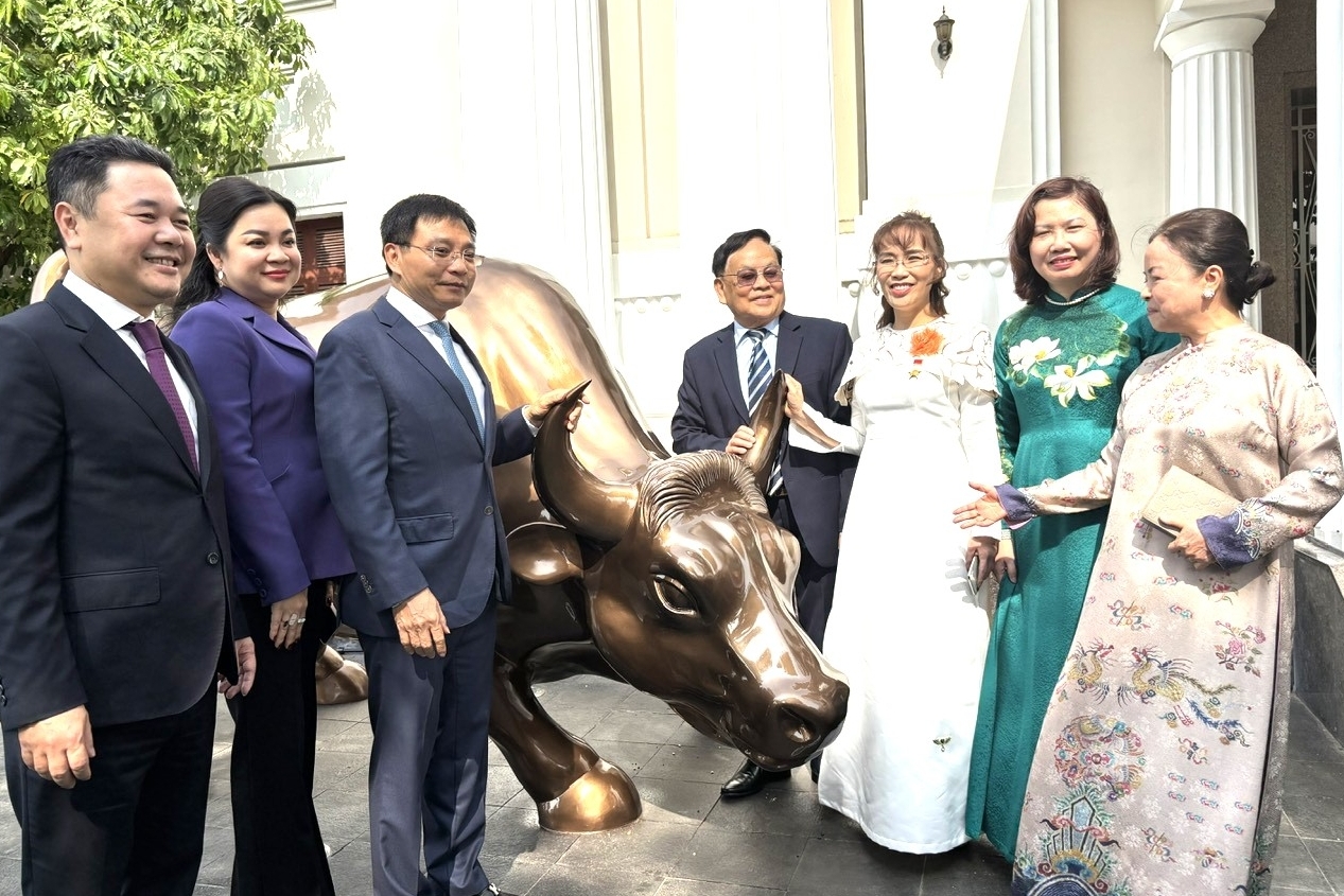 Những hình ảnh Bộ trưởng Nguyễn Văn Thắng đánh cồng khai trương giao dịch chứng khoán đầu Xuân Bính Ngọ