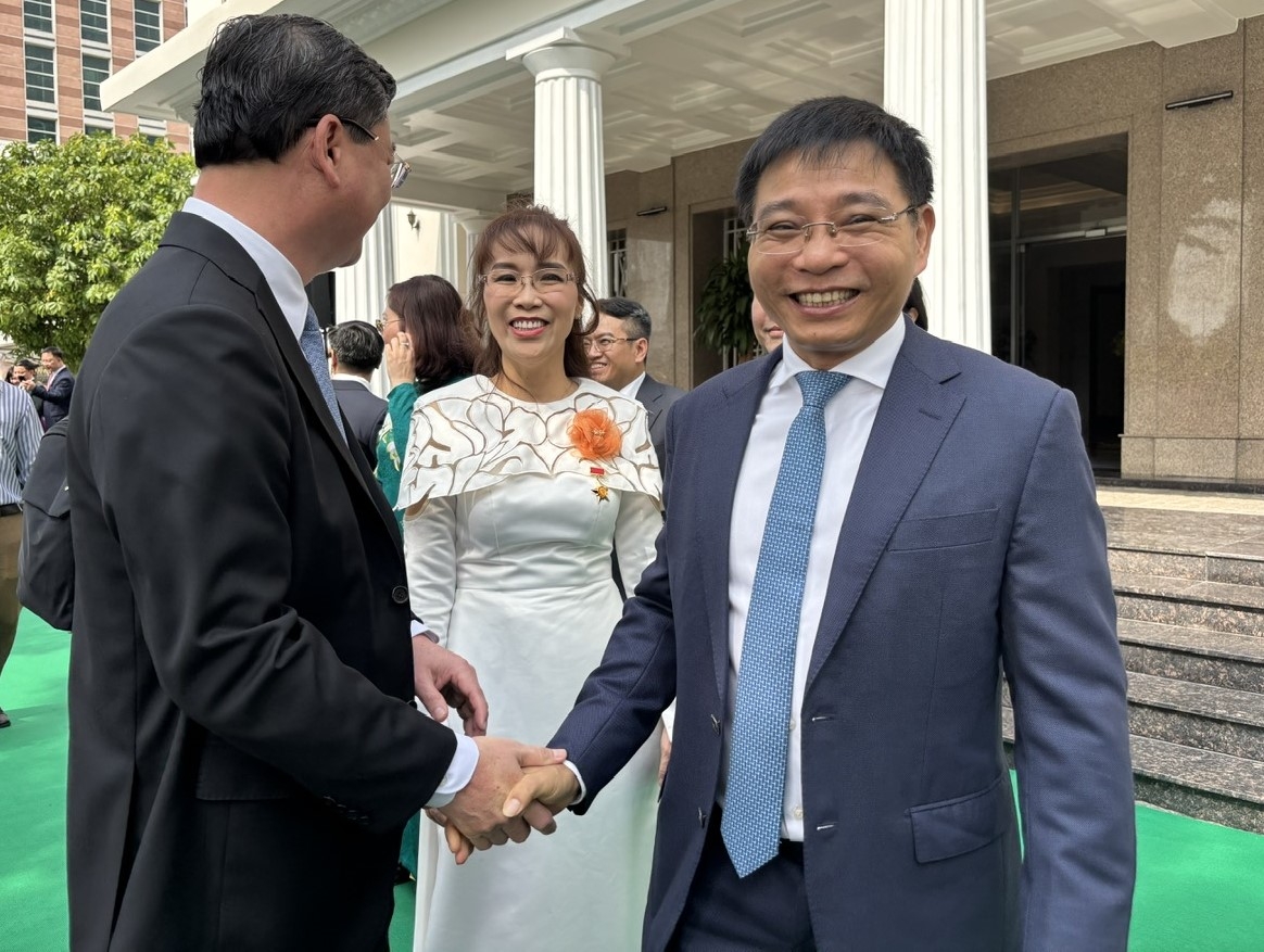 Những hình ảnh Bộ trưởng Nguyễn Văn Thắng đánh cồng khai trương giao dịch chứng khoán đầu Xuân Bính Ngọ Những hình ảnh Bộ trưởng Nguyễn Văn Thắng đánh cồng khai trương giao dịch chứng khoán đầu Xuân Bính Ngọ