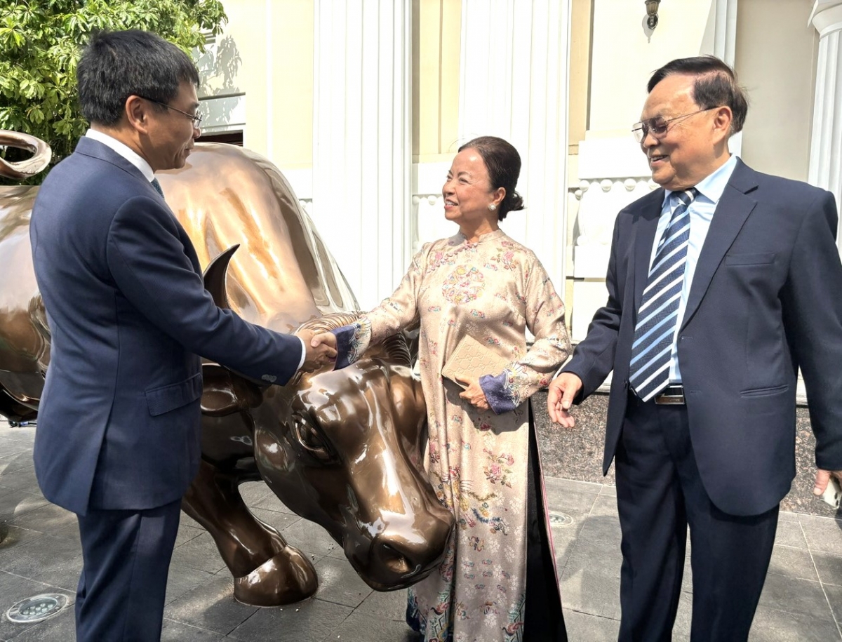 Những hình ảnh Bộ trưởng Nguyễn Văn Thắng đánh cồng khai trương giao dịch chứng khoán đầu Xuân Bính Ngọ Những hình ảnh Bộ trưởng Nguyễn Văn Thắng đánh cồng khai trương giao dịch chứng khoán đầu Xuân Bính Ngọ