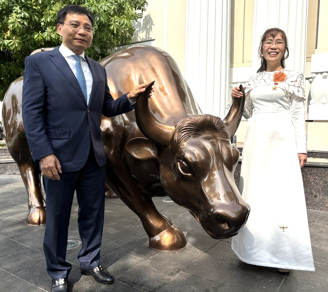 Những hình ảnh Bộ trưởng Nguyễn Văn Thắng đánh cồng khai trương giao dịch chứng khoán đầu Xuân Bính Ngọ Những hình ảnh Bộ trưởng Nguyễn Văn Thắng đánh cồng khai trương giao dịch chứng khoán đầu Xuân Bính Ngọ