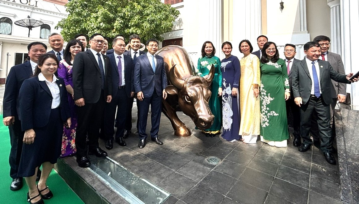 Những hình ảnh Bộ trưởng Nguyễn Văn Thắng đánh cồng khai trương giao dịch chứng khoán đầu Xuân Bính Ngọ Những hình ảnh Bộ trưởng Nguyễn Văn Thắng đánh cồng khai trương giao dịch chứng khoán đầu Xuân Bính Ngọ
