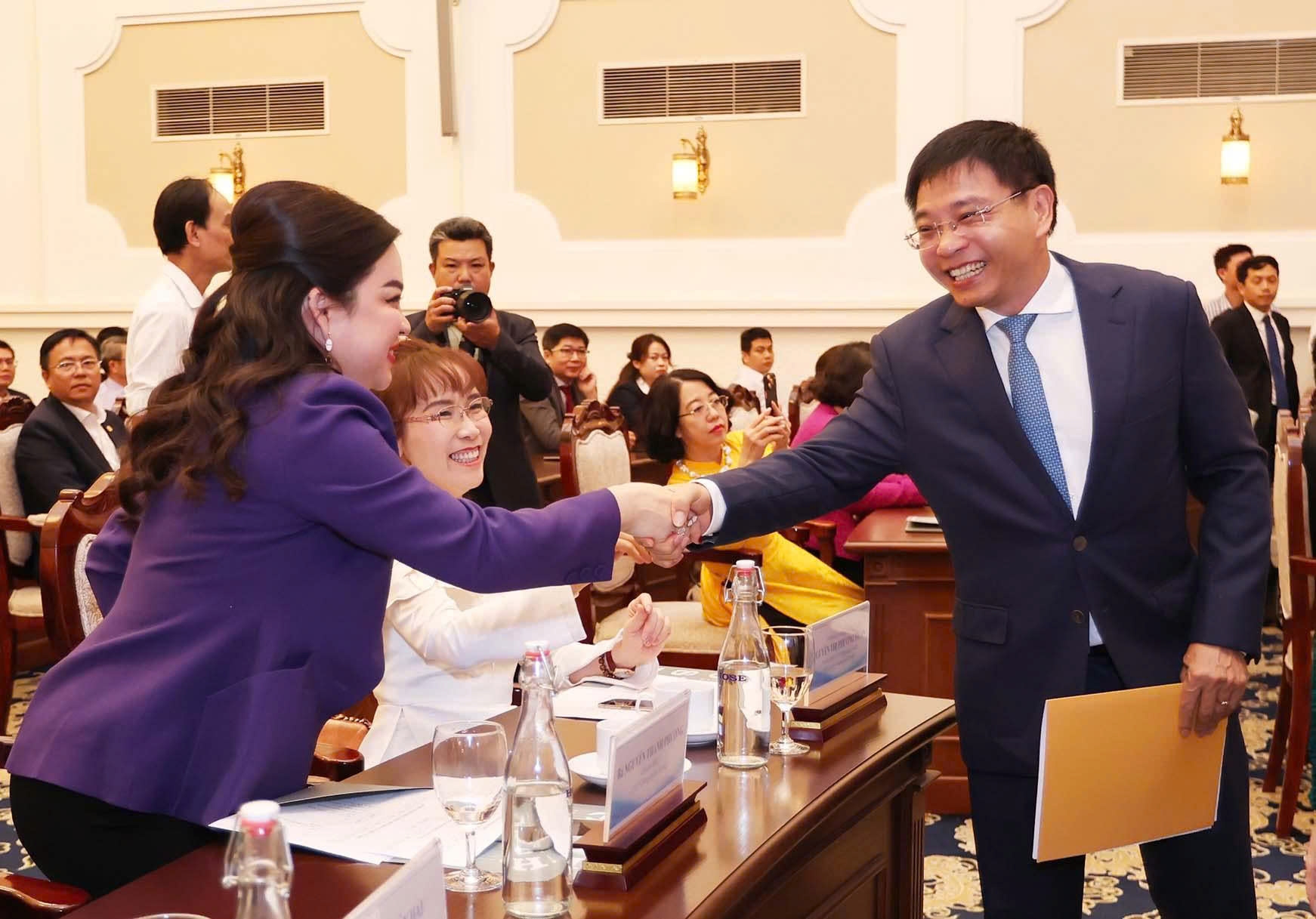 Những hình ảnh Bộ trưởng Nguyễn Văn Thắng đánh cồng khai trương giao dịch chứng khoán đầu Xuân Bính Ngọ Những hình ảnh Bộ trưởng Nguyễn Văn Thắng đánh cồng khai trương giao dịch chứng khoán đầu Xuân Bính Ngọ