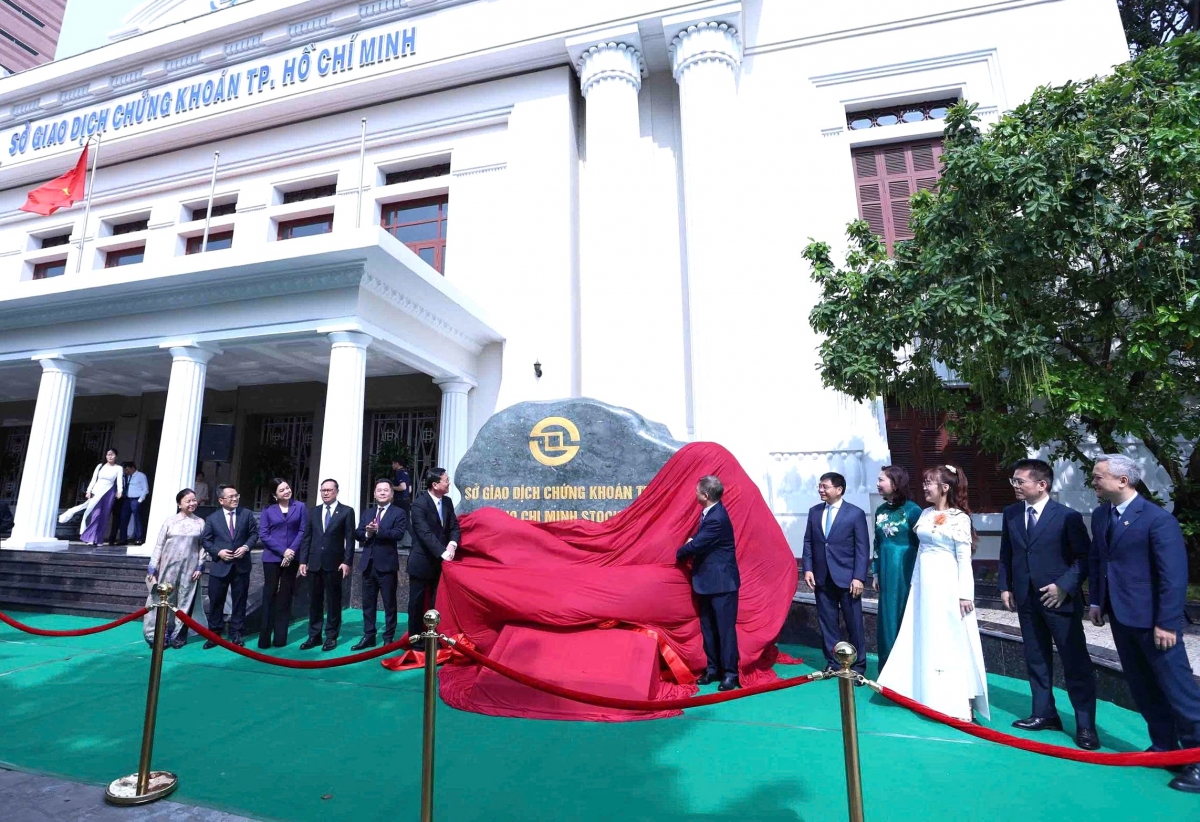 Những hình ảnh Bộ trưởng Nguyễn Văn Thắng đánh cồng khai trương giao dịch chứng khoán đầu Xuân Bính Ngọ Những hình ảnh Bộ trưởng Nguyễn Văn Thắng đánh cồng khai trương giao dịch chứng khoán đầu Xuân Bính Ngọ