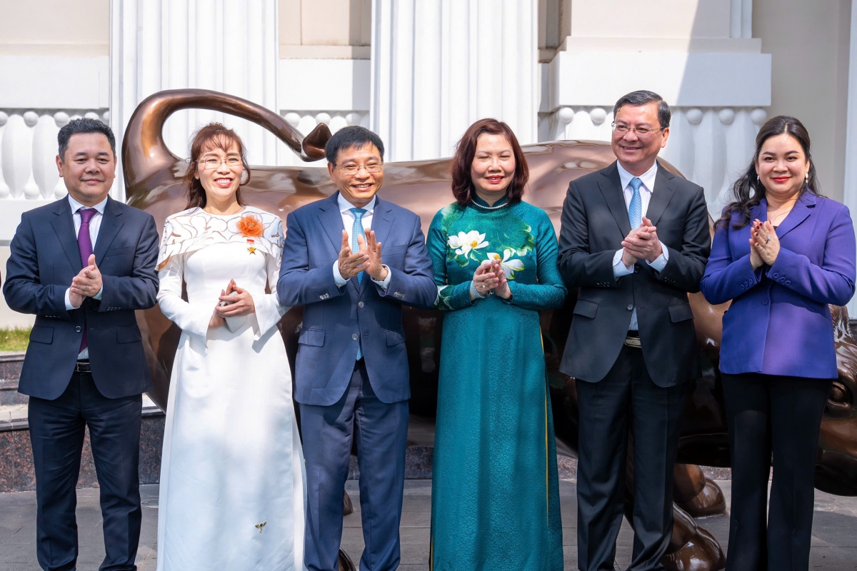Những hình ảnh Bộ trưởng Nguyễn Văn Thắng đánh cồng khai trương giao dịch chứng khoán đầu Xuân Bính Ngọ Những hình ảnh Bộ trưởng Nguyễn Văn Thắng đánh cồng khai trương giao dịch chứng khoán đầu Xuân Bính Ngọ