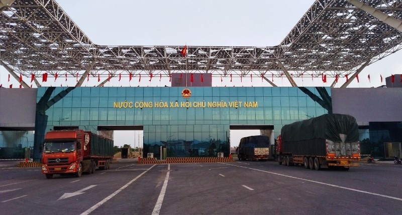 Thủ tục thông suốt, xuất nhập khẩu qua Móng Cái sôi động ngày đầu Xuân