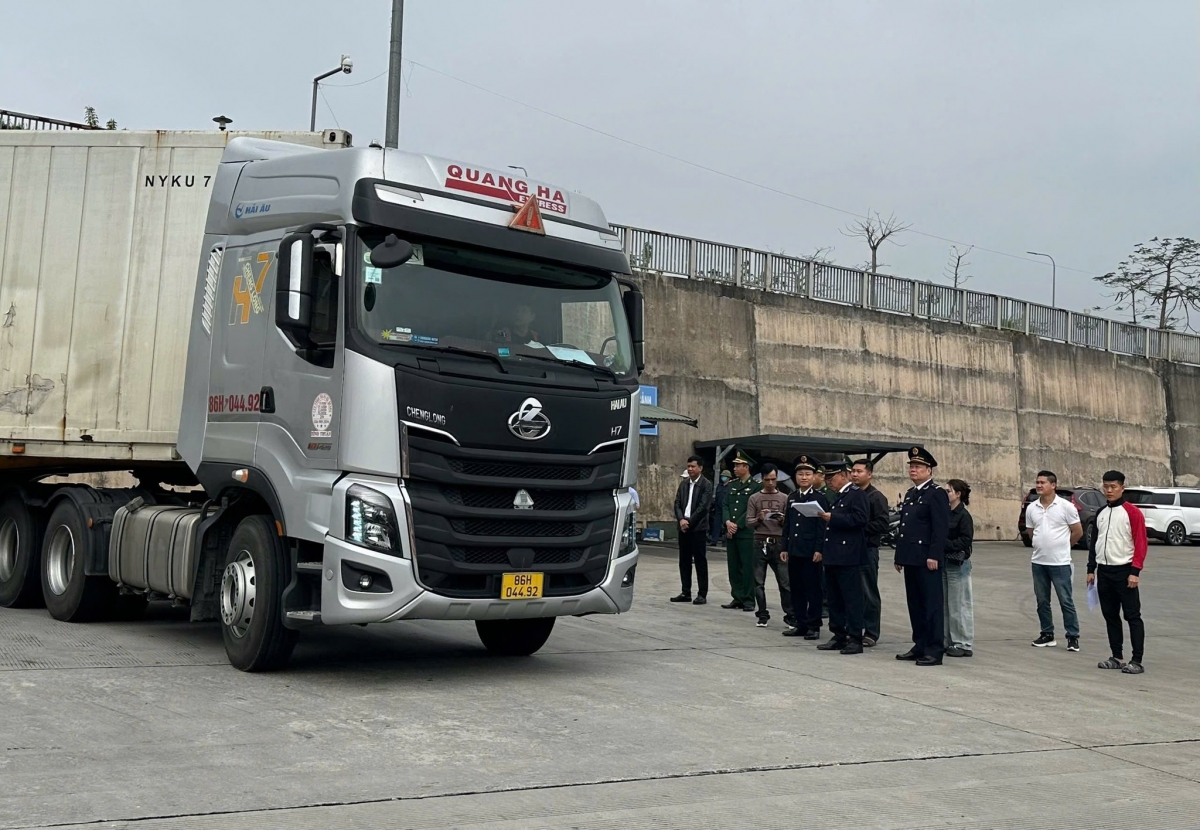 Thủ tục thông suốt, xuất nhập khẩu qua Móng Cái sôi động ngày đầu Xuân