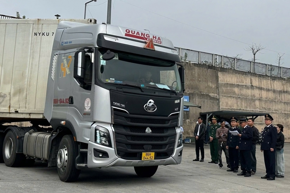 Thủ tục thông suốt, xuất nhập khẩu qua Móng Cái sôi động ngày đầu Xuân