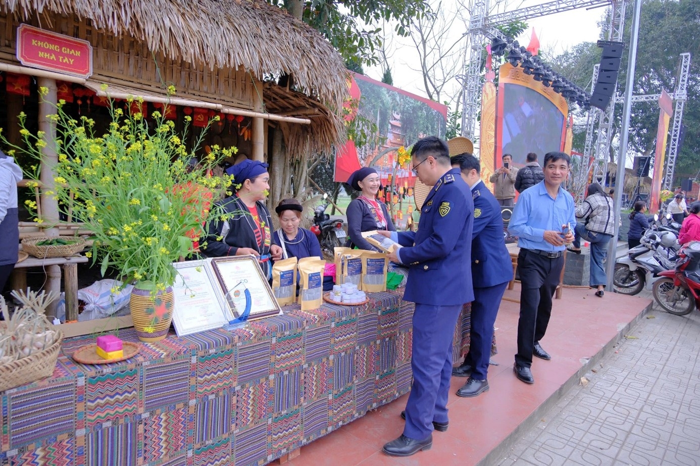 Không để thiếu hàng, sốt giá sau Tết