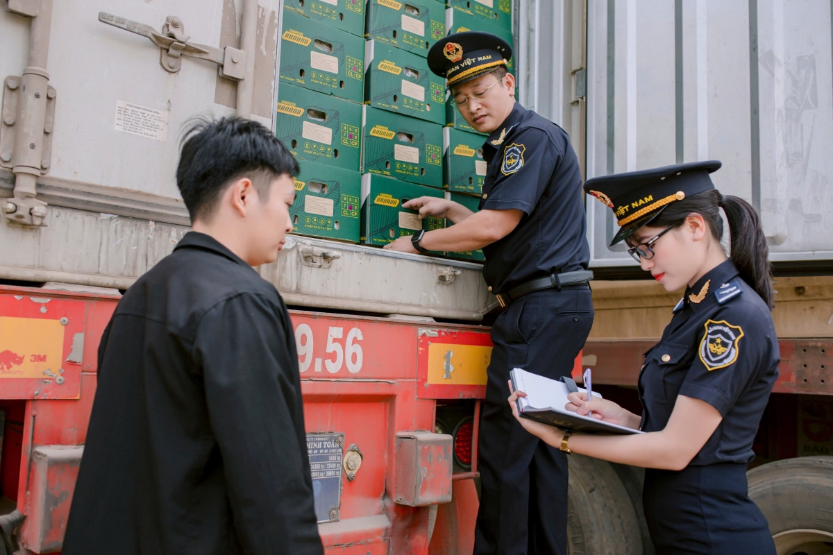 Công chức Hải quan khu vực XIV kiểm tra thực tế hàng hóa XNK