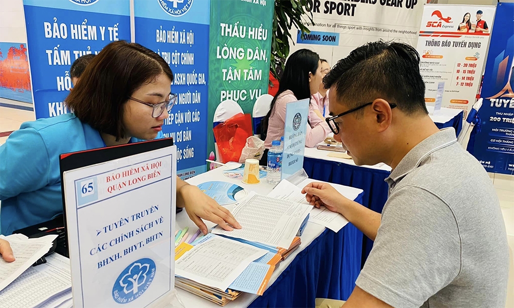 Tư vấn cho người lao động về chính sách BHXH, BHYT.