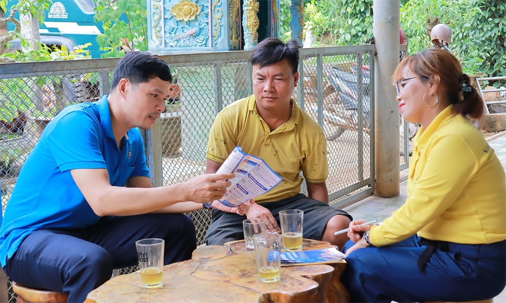 Tư vấn giúp người dân hiểu và chủ động tham gia BHXH tự nguyện, BHYT hộ gia đình.
